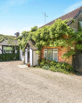 THE BARN & COTTAGE, PUTTENHAM, SURREY, GU3